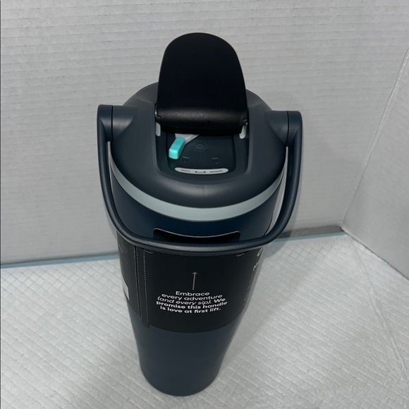 Owala Dark Blue Insulated Water Bottle with Straw 40oz (1185ml) - Picture 2 of 12